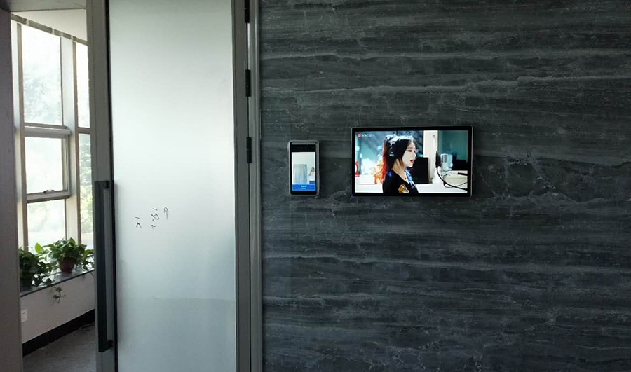 電視臺(tái)壁掛廣告機(jī)案例